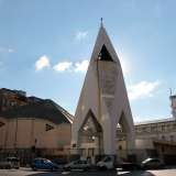 Siamo ora arrivati all�incrocio con via Brigata Regina. A dominare l�angolo c�� la chiesa Santa Maria del Monte Carmelo, nata nel 1938 e ricostruita nel 1952 con una forma molto particolare: sembra un missile